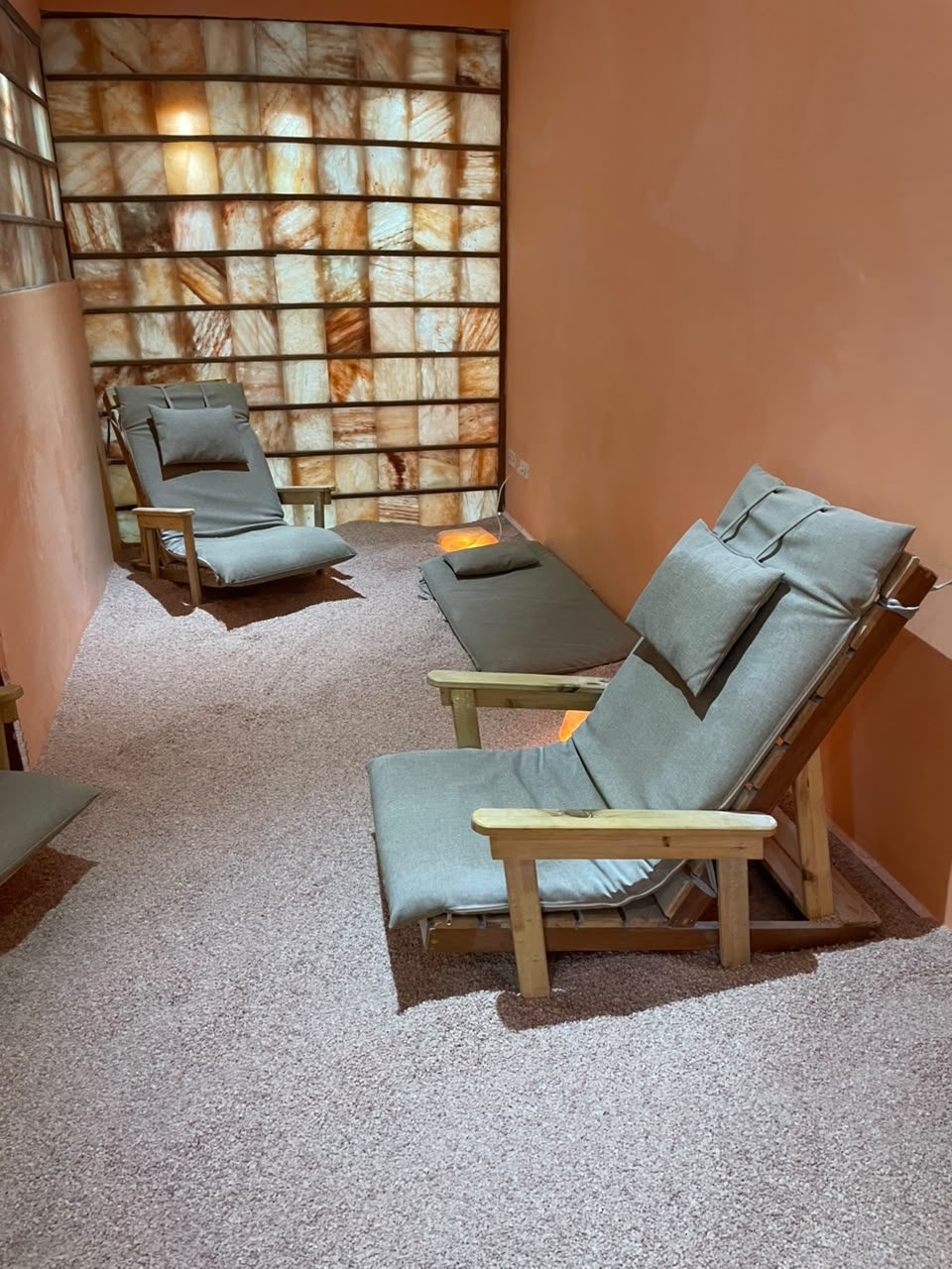 Cuarto de sal de La Cuevita de Sal: paneles de sal retroiluminados, sillones y piso de sal rosada