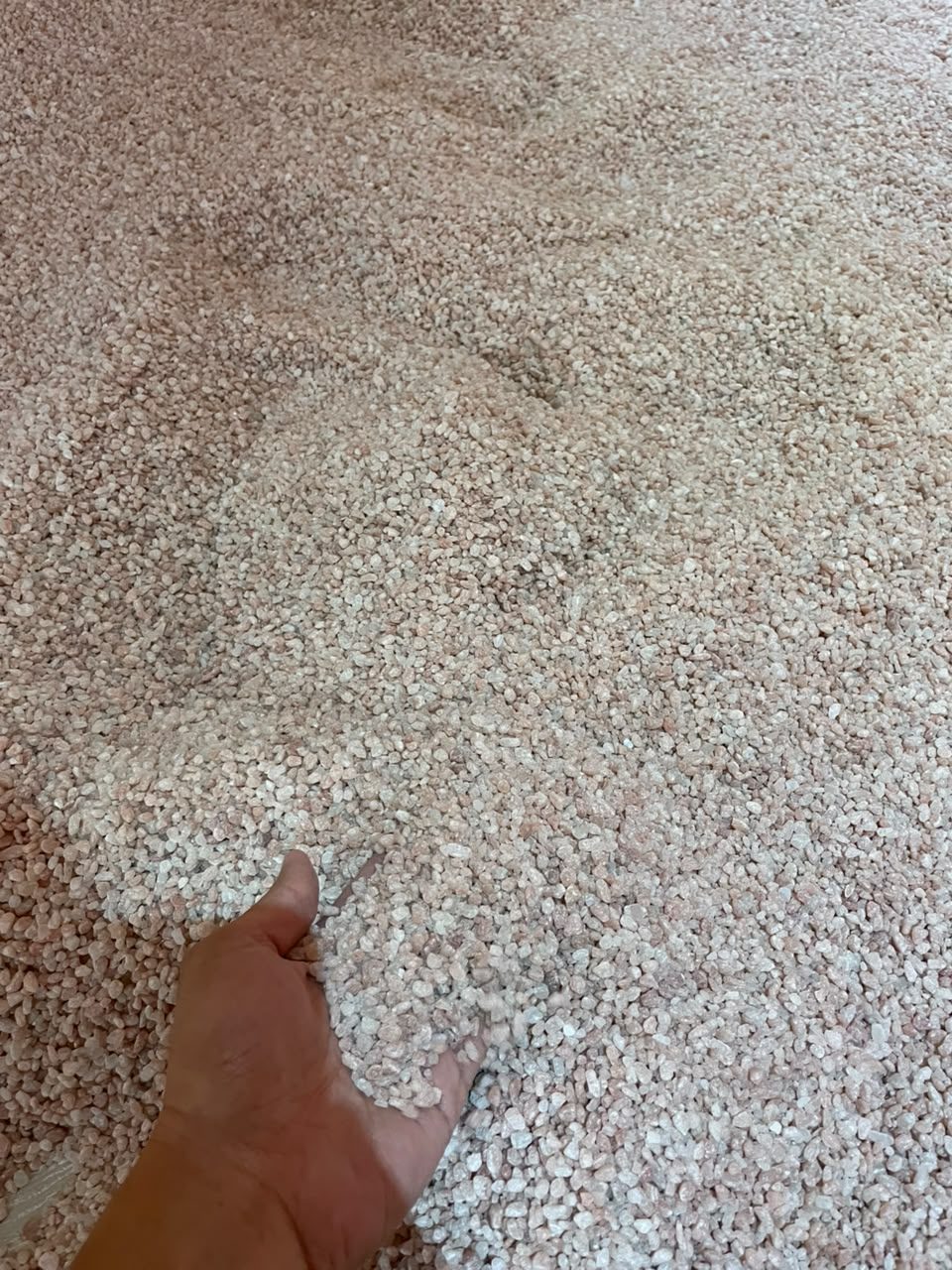 Granos de sal rosada en el piso del cuarto de sal