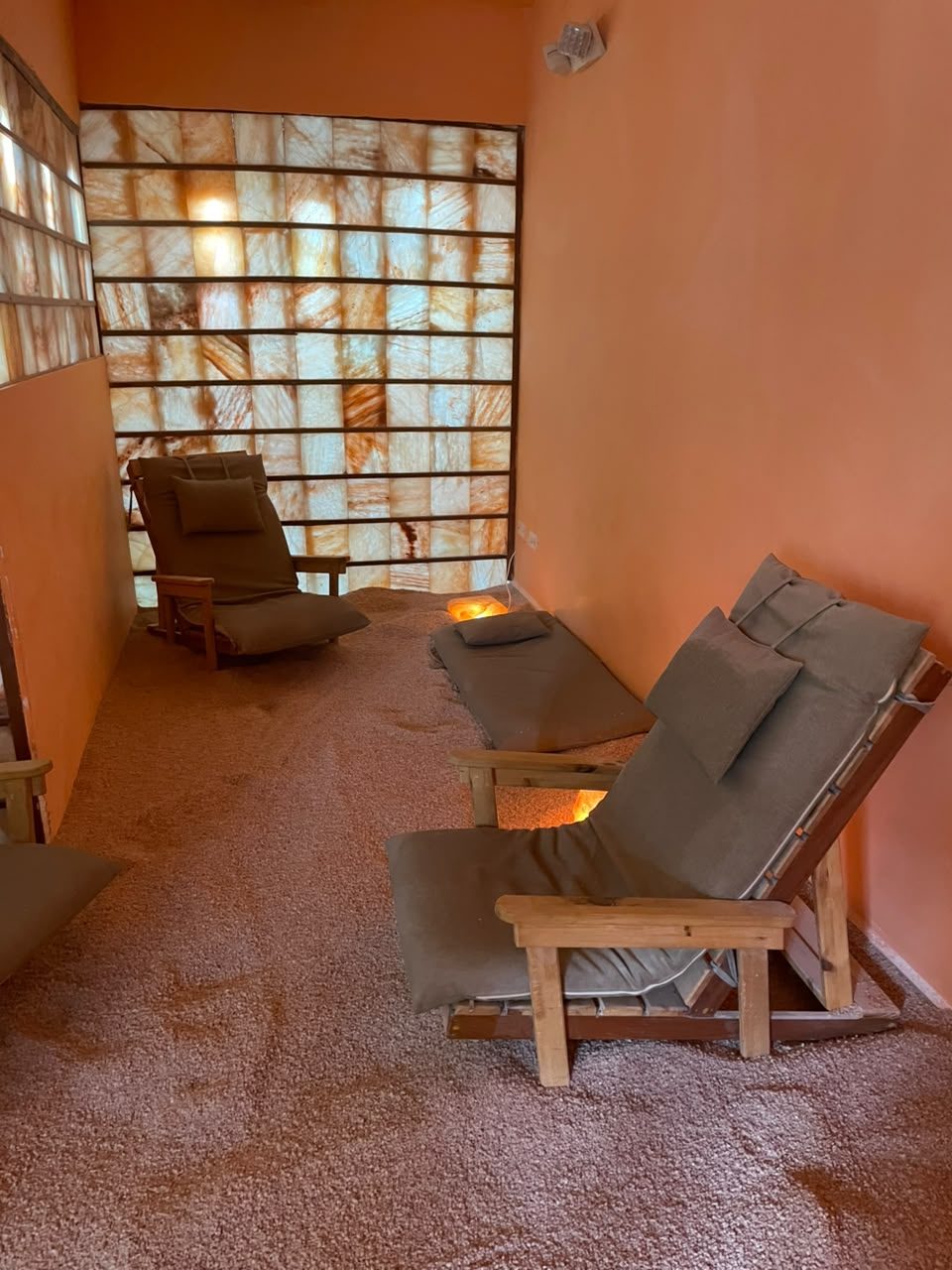 Vista del cuarto de sal con sillones y paneles de sal