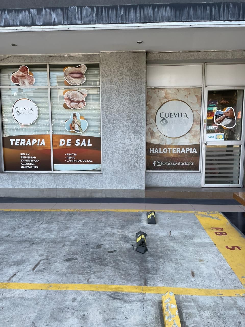 Fachada de La Cuevita de Sal en el Edificio Plaza 10 Carolina
