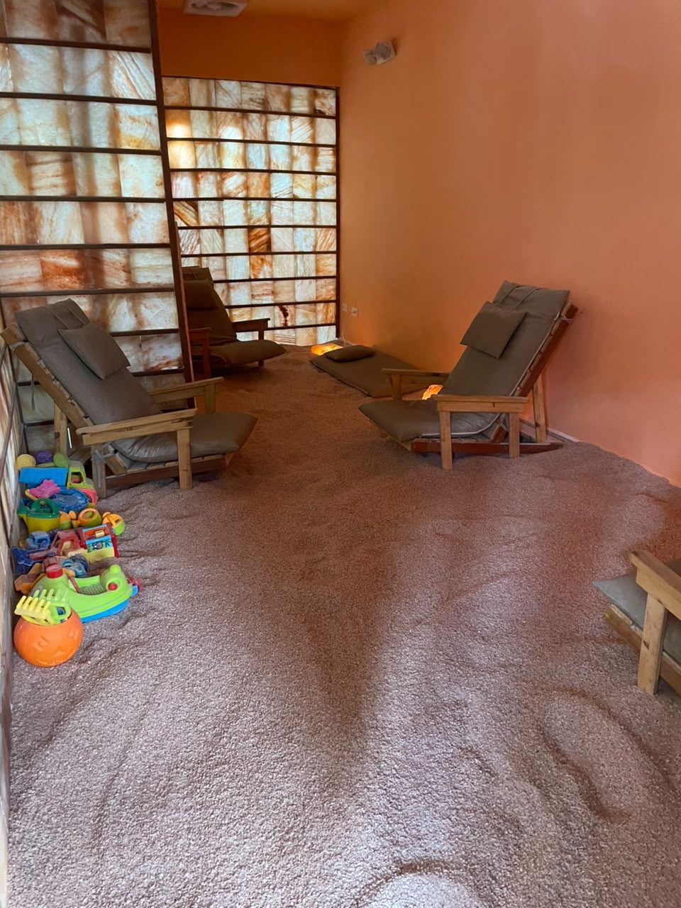 Cuarto de sal con sillones y juguetes para niños